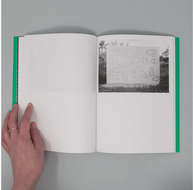 Building a wall — a book by Roméo Julien